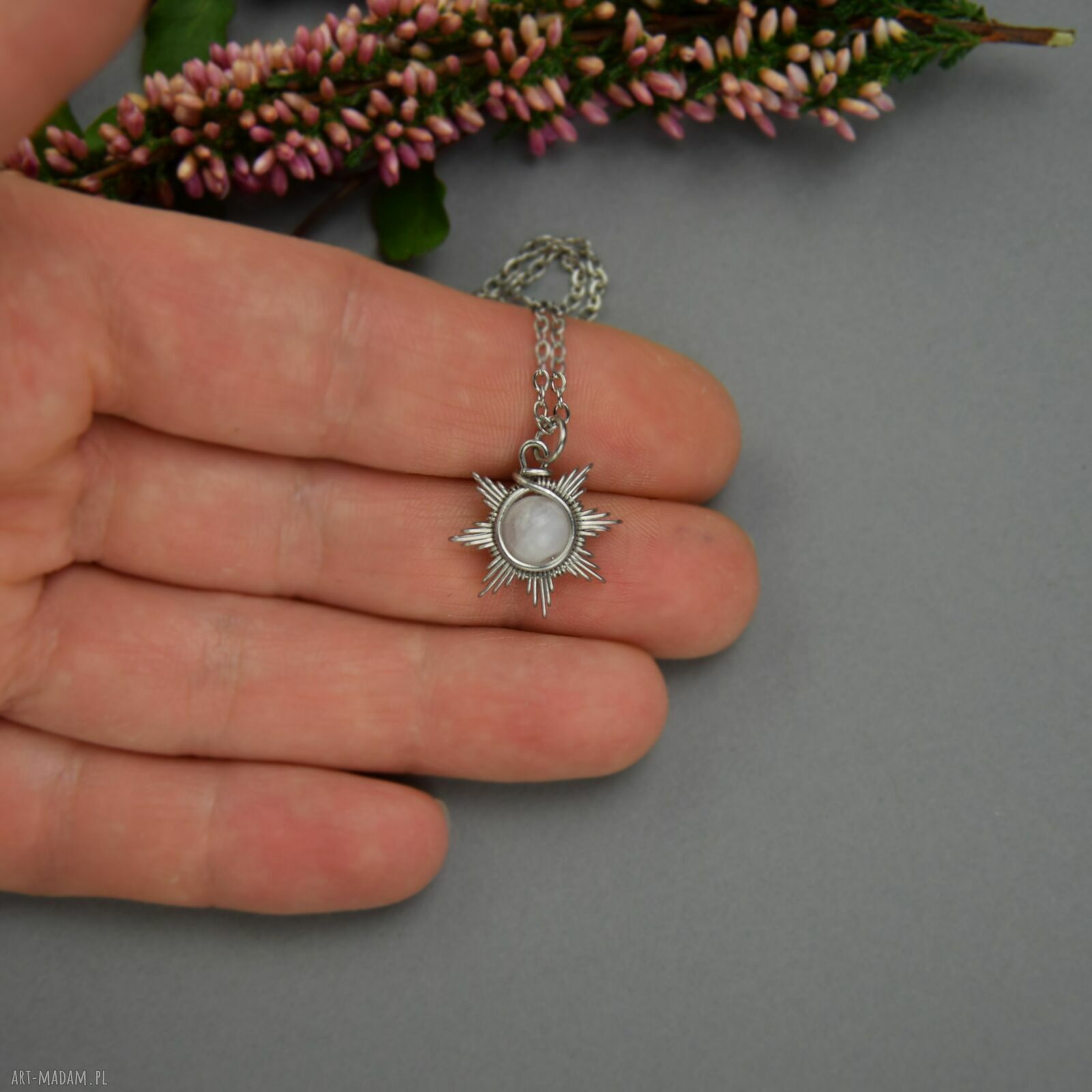 Mały wisiorek Słoneczko z kamieniem księżycowym - wire wrapping