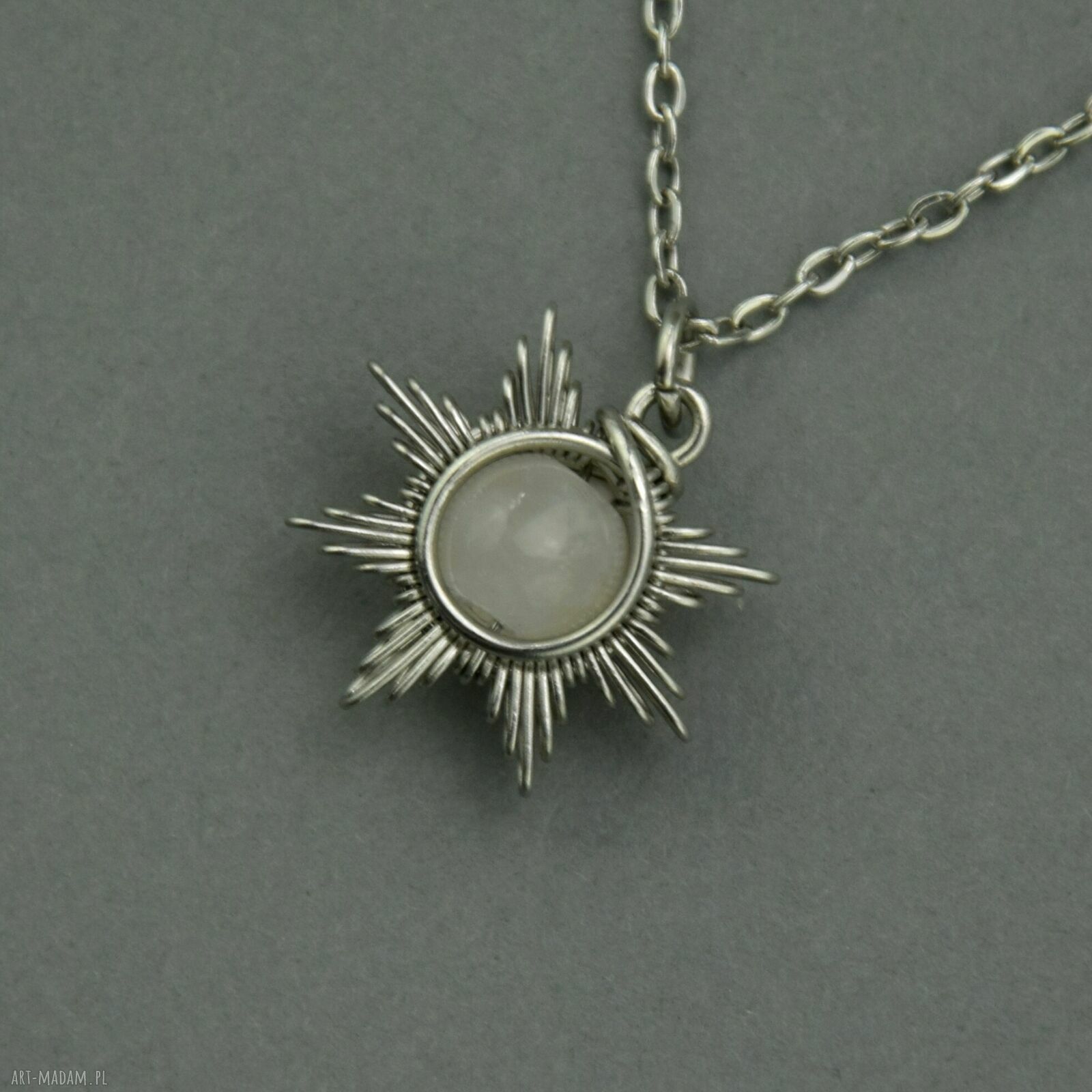 Mały wisiorek Słoneczko z kamieniem księżycowym - wire wrapping