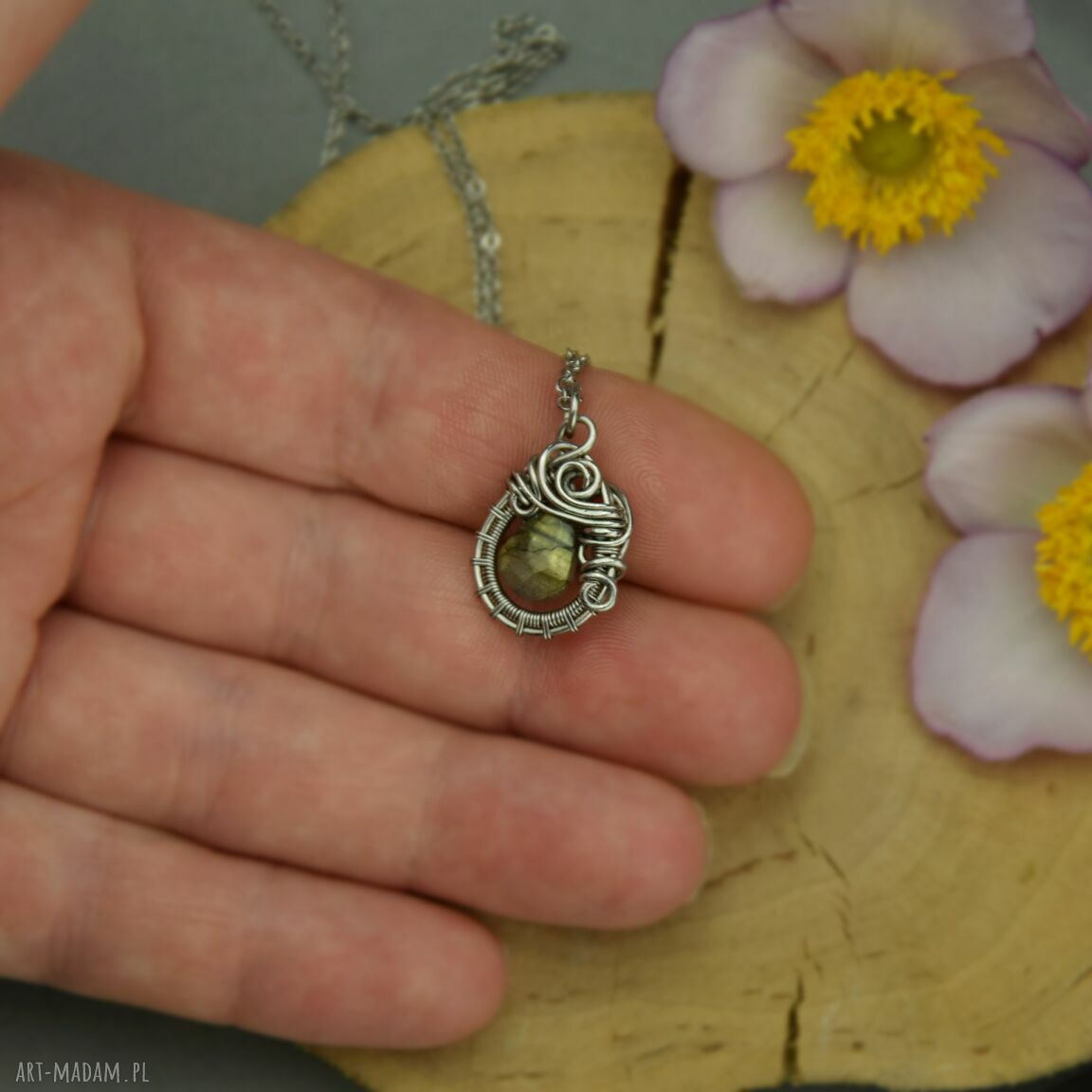 Mały wisiorek złoty labradoryt w technice wire wrapping