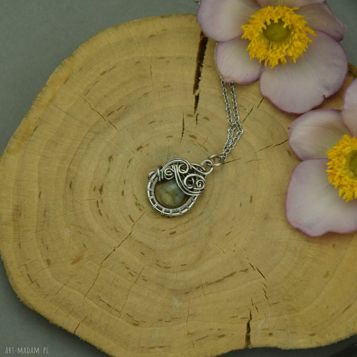 Mały wisiorek złoty labradoryt w technice wire wrapping