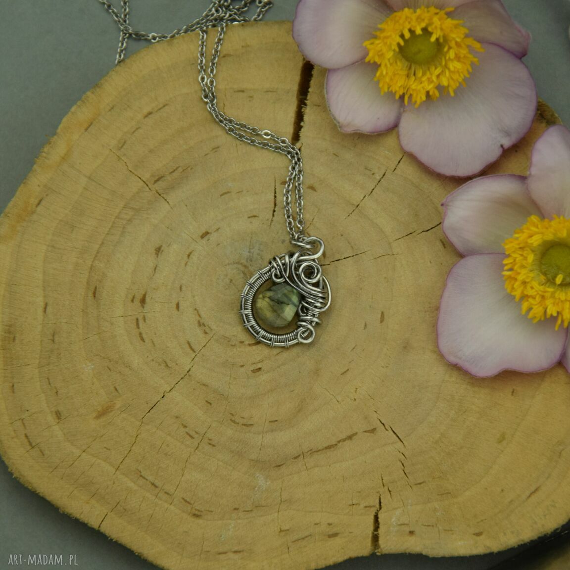 Mały wisiorek złoty labradoryt w technice wire wrapping