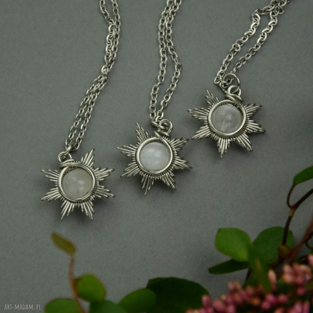 Mały wisiorek Słoneczko z kamieniem księżycowym - wire wrapping