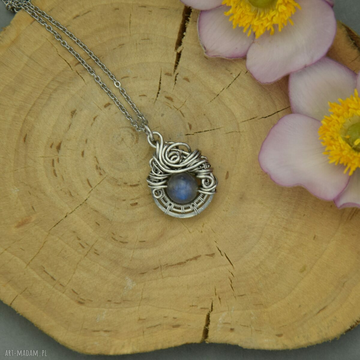 Mały wisiorek z niebieskim labradorytem w technice wire wrapping
