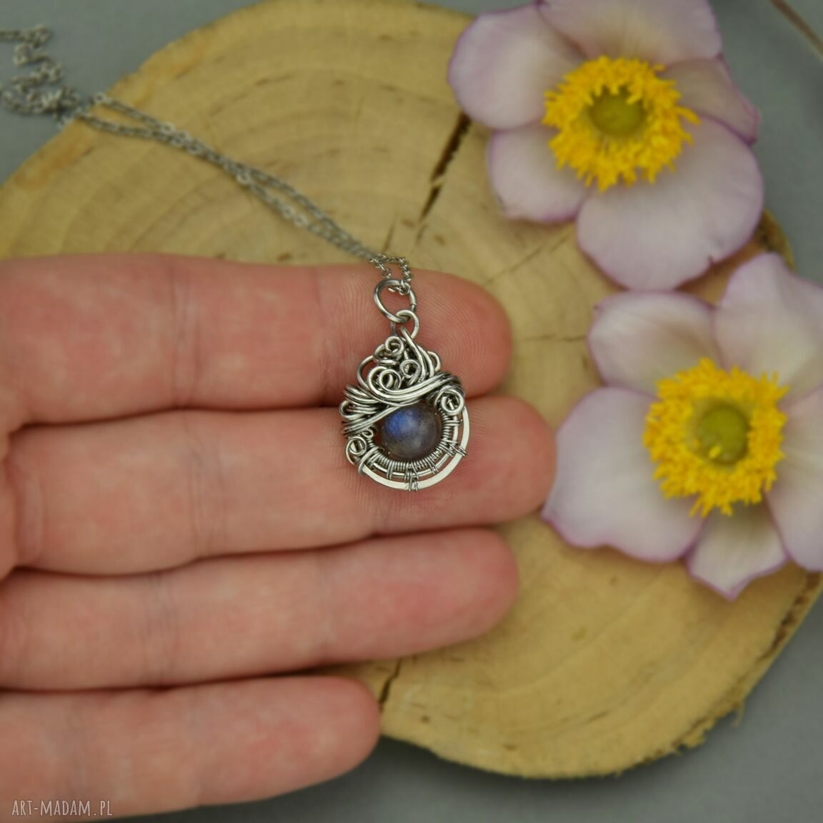 Mały wisiorek z niebieskim labradorytem w technice wire wrapping