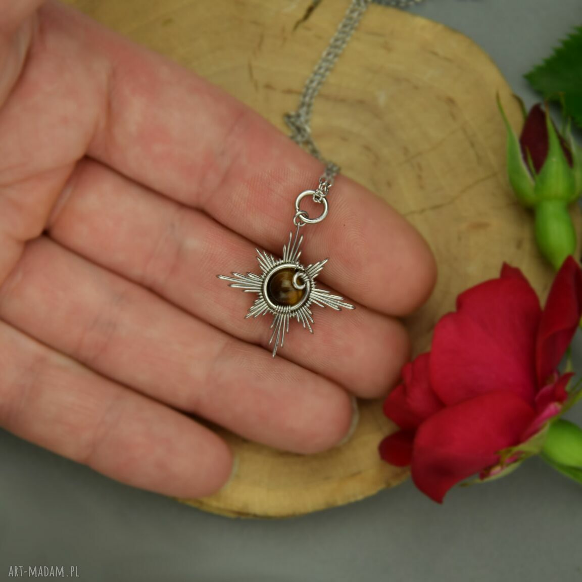 Mały wisiorek Róża Wiatrów z tygrysim okiem - wire wrapping