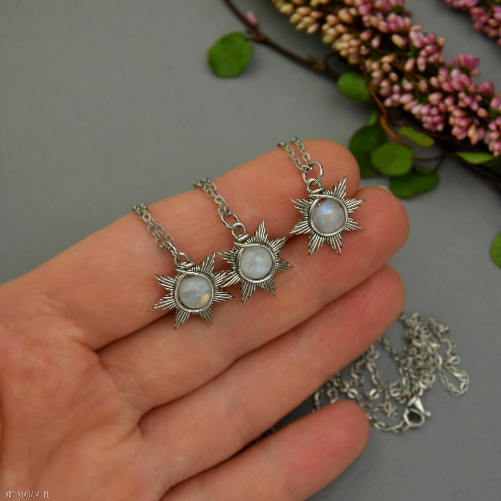 Mały wisiorek Słoneczko z kamieniem księżycowym - wire wrapping