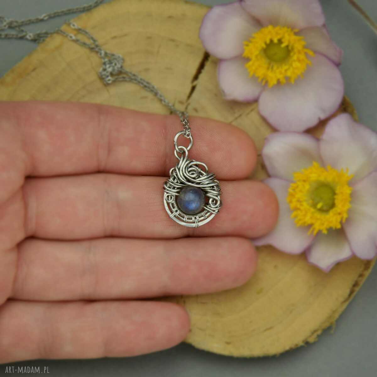 Mały wisiorek z niebieskim labradorytem w technice wire wrapping