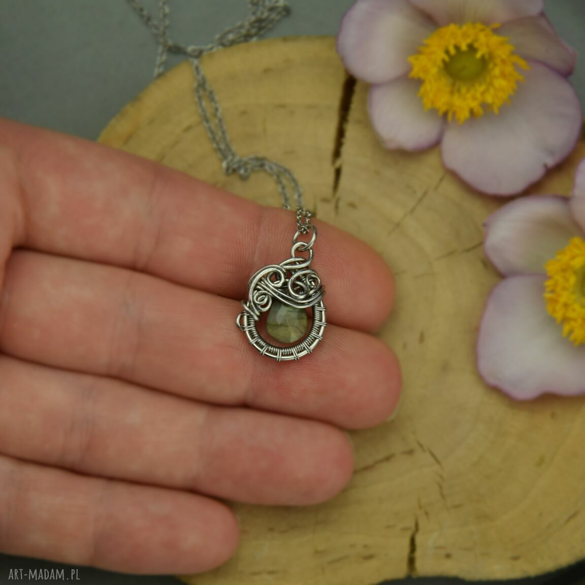 Mały wisiorek złoty labradoryt w technice wire wrapping