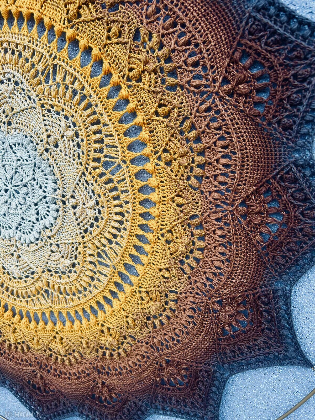 Mandala 3D na ścianę szydełkiem z efektem ombre - obręcz 90 cm