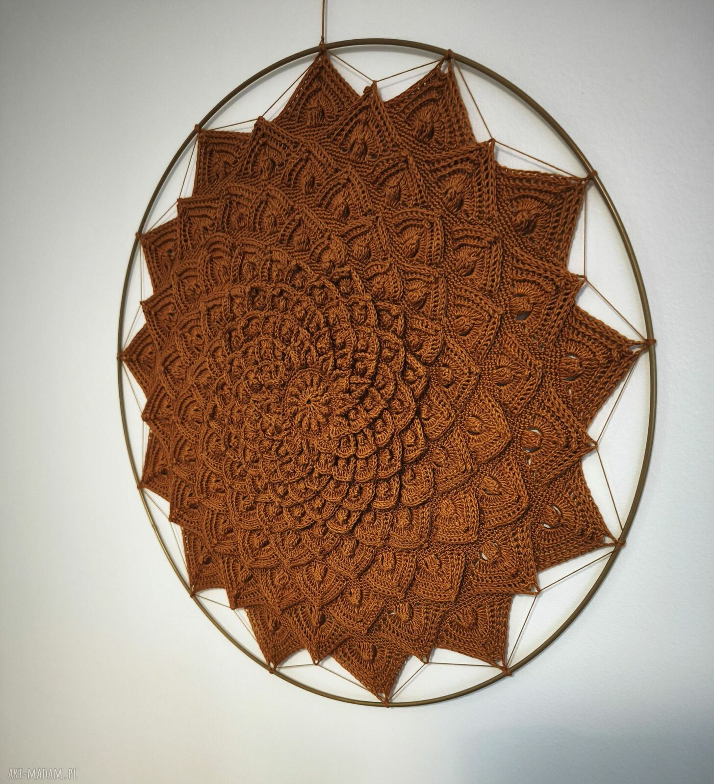 Mandala „Złote Światło” - ręcznie robiona dekoracja z kordonka na metalowym kole (ok. 40 cm)