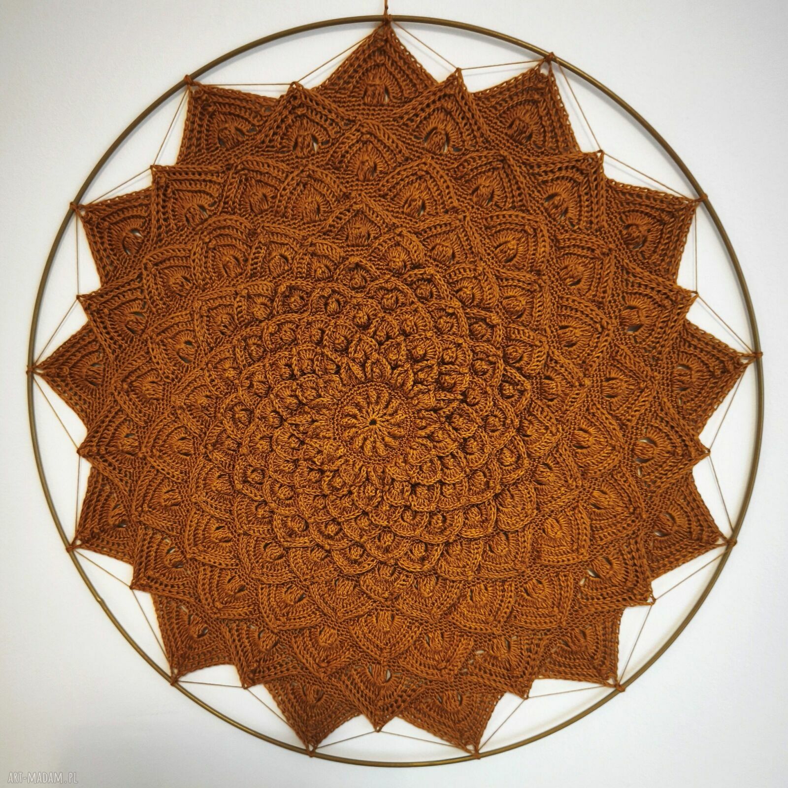 Mandala „Złote Światło” - ręcznie robiona dekoracja z kordonka na metalowym kole ok. 40 cm