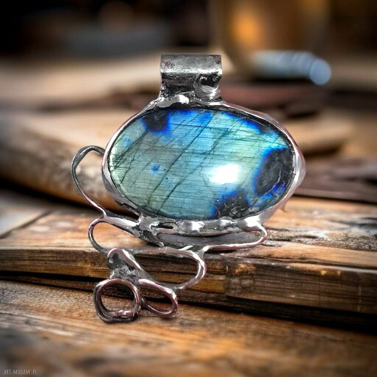 Manifest Tajemnicy: labradoryt w miedzianej koronie - autorski wisior