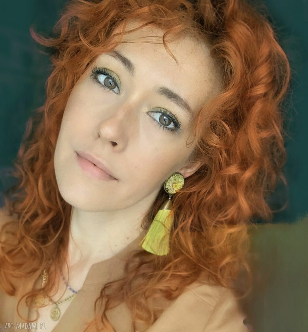 Klipsy Marta boho - oliwkowa zieleń i jedwabne chwosty