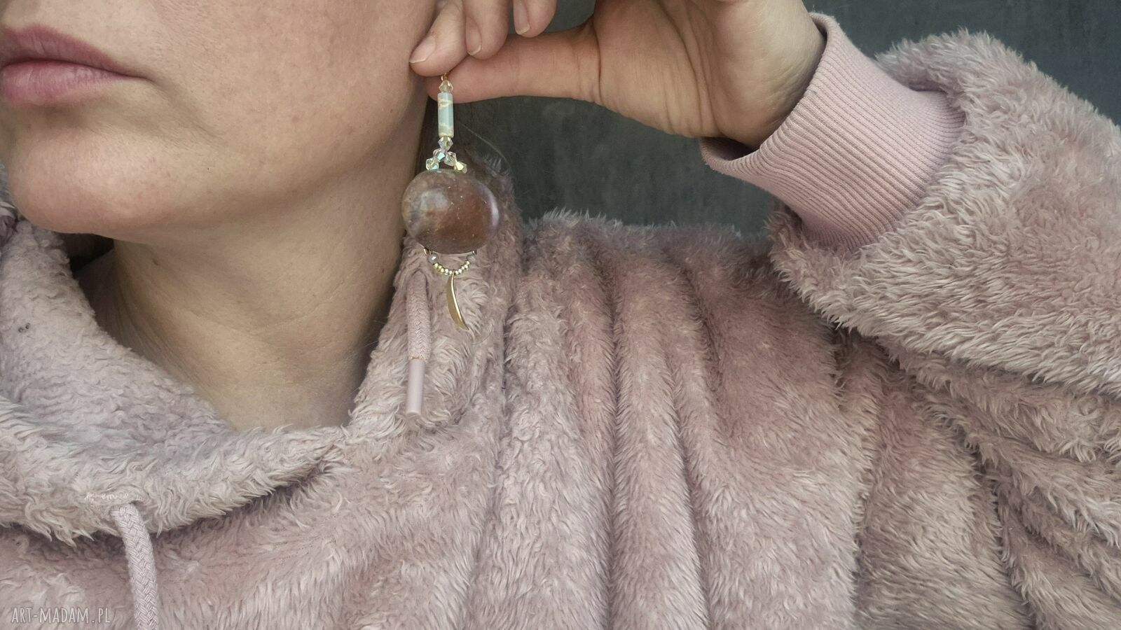 Klipsy z masy perłowej i drewna - boho blask w brązie i beżu