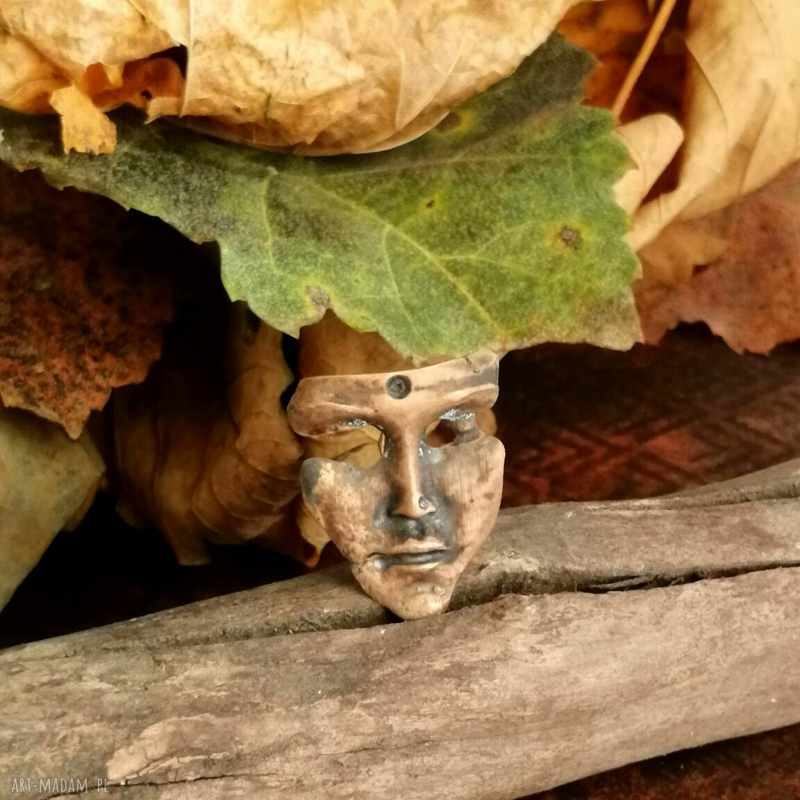 Miedziany wisior - Maska wenecka z art clay