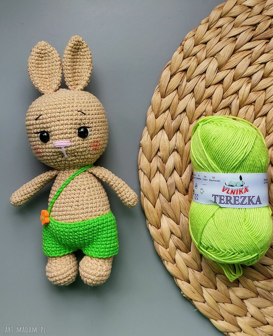 maskotki: Szydełkowy króliczek w zielonych spodenkach HandMade