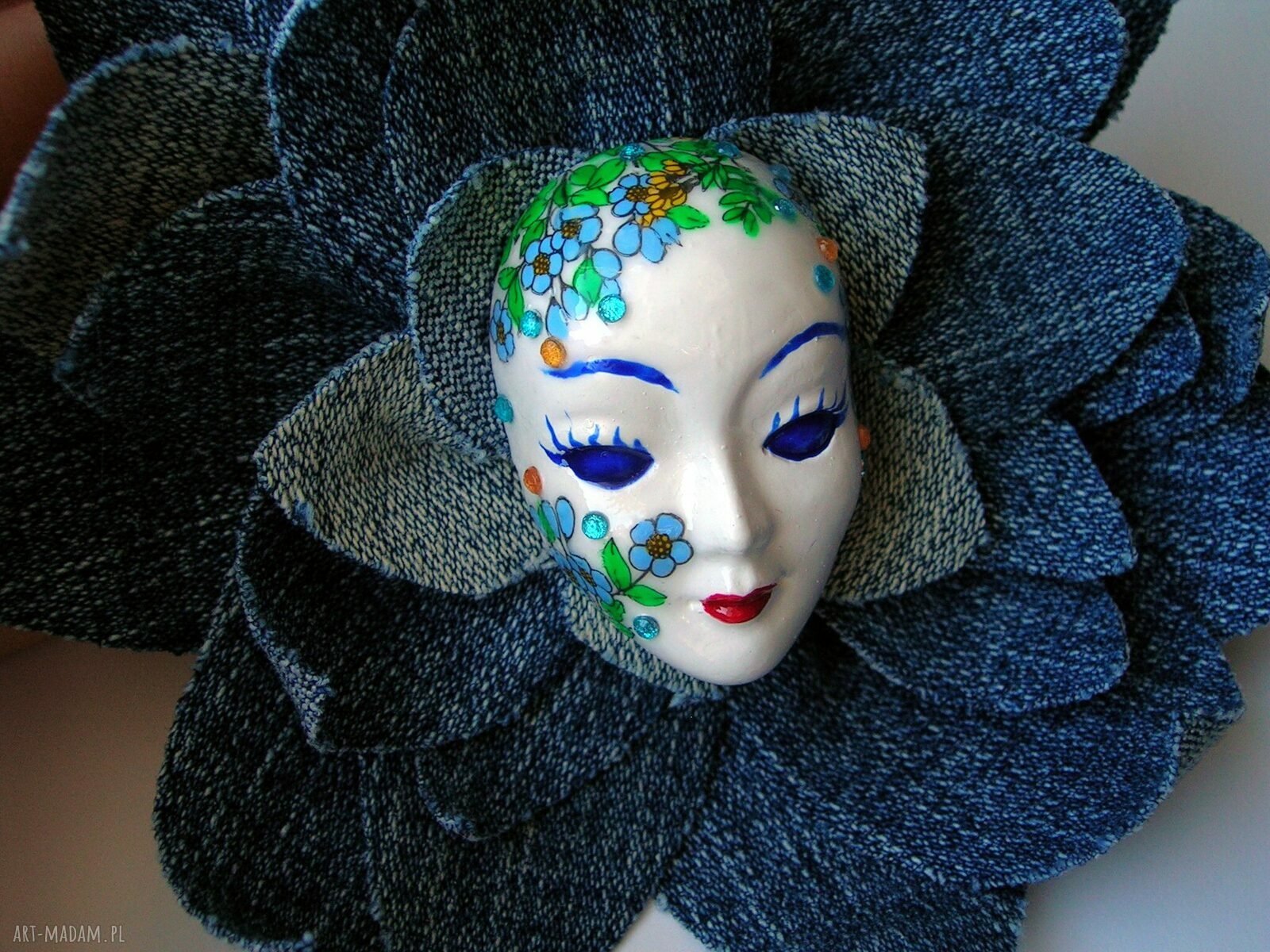 Broszka Masquerade Pani Wiosna w jeansach - maska z cyrkoniami