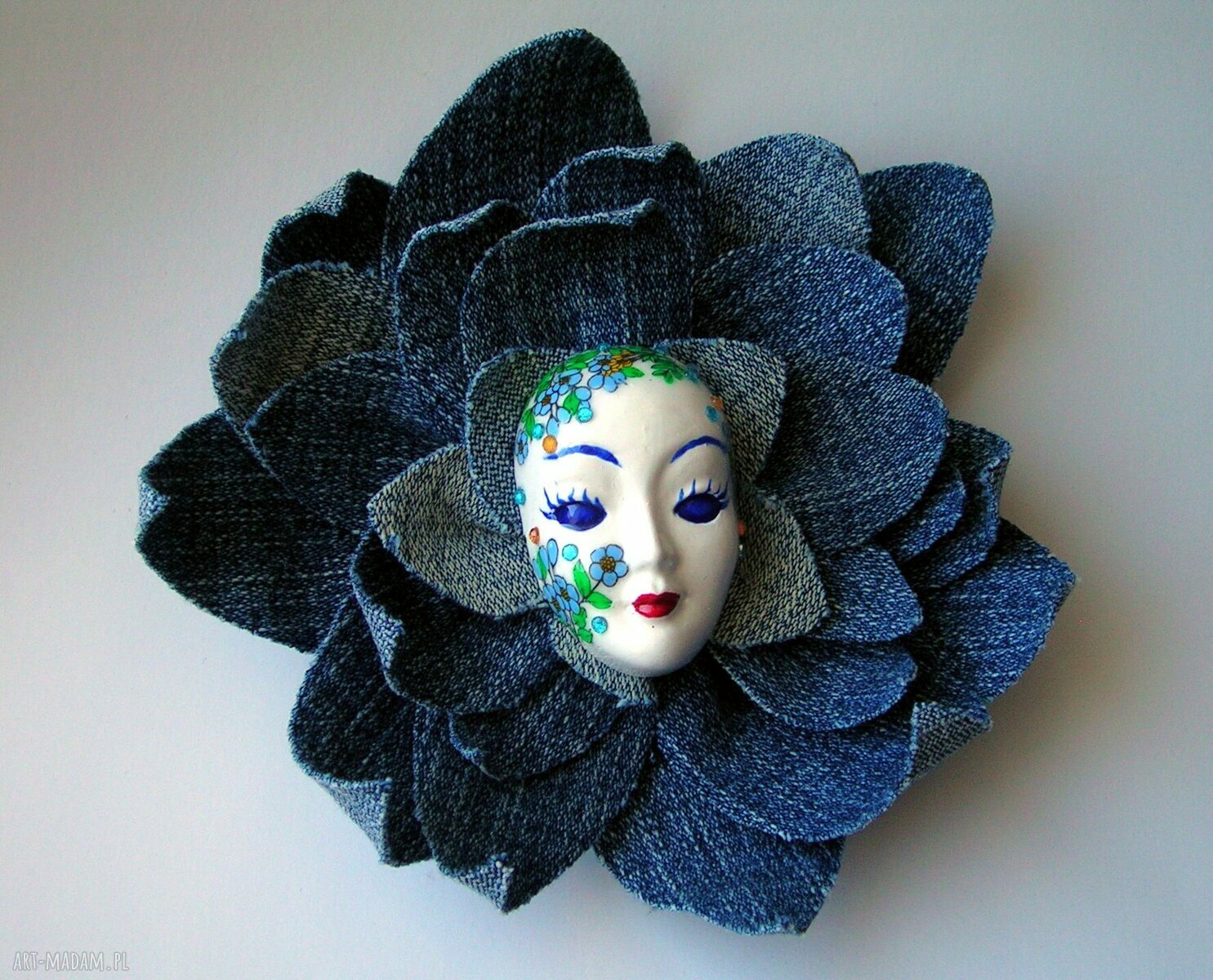 Broszka Masquerade Pani Wiosna w jeansach - maska z cyrkoniami