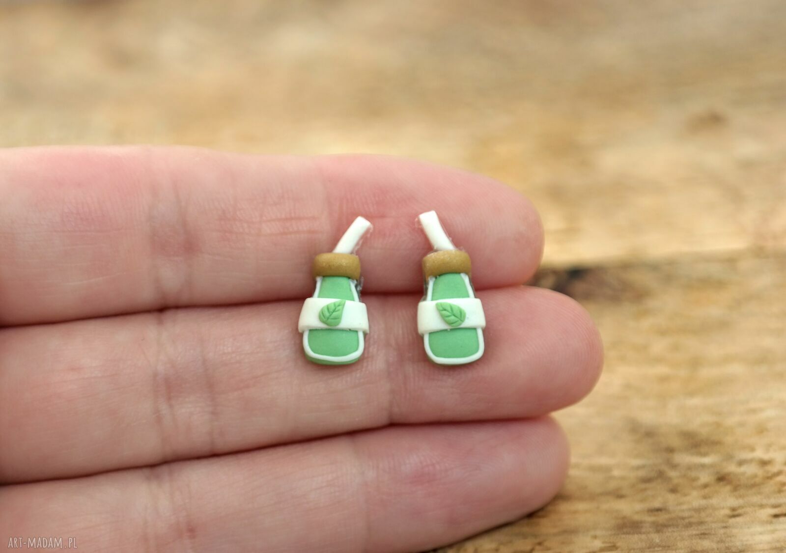 Kolczyki matcha bottle mini - zielone buteleczki ze słomką i listkiem, stal chirurgiczna 15x8 mm