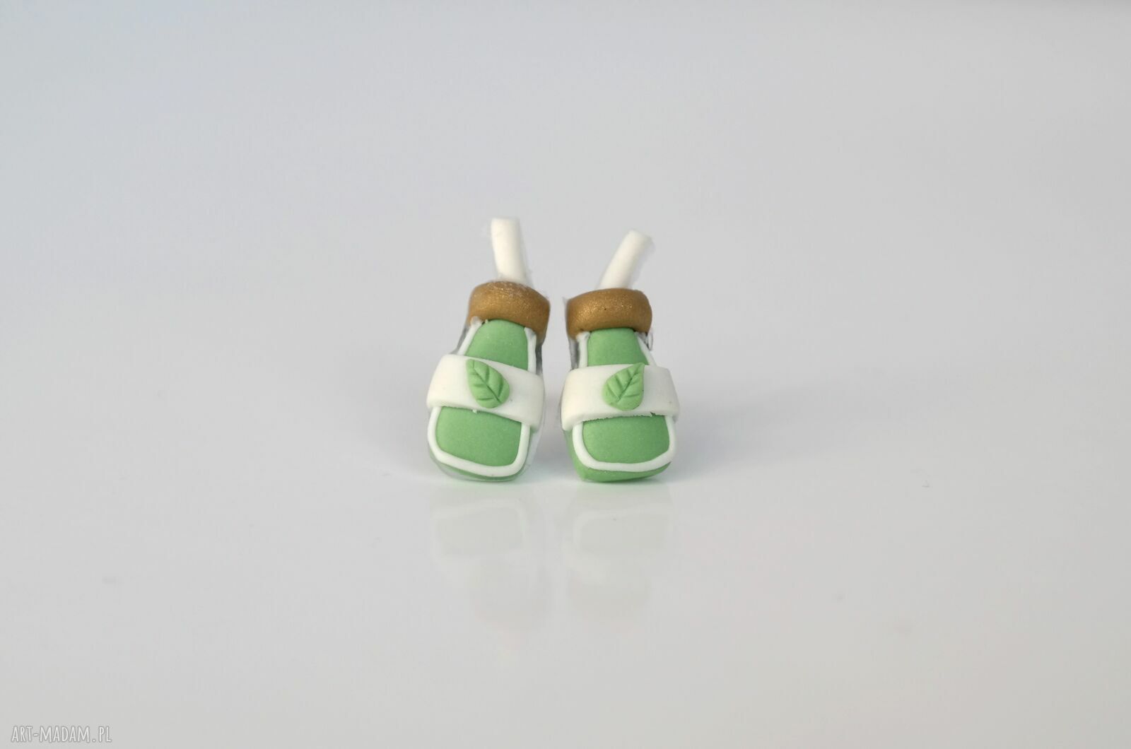 Kolczyki matcha bottle mini - zielone buteleczki ze słomką i listkiem, stal chirurgiczna 15x8 mm