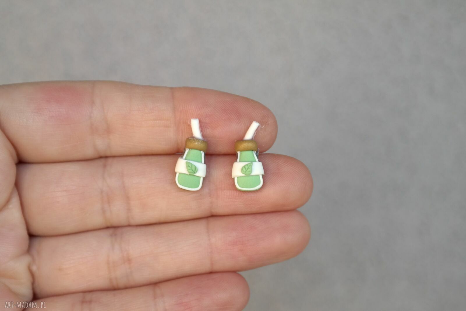 Kolczyki matcha bottle mini - zielone buteleczki ze słomką i listkiem, stal chirurgiczna 15x8 mm