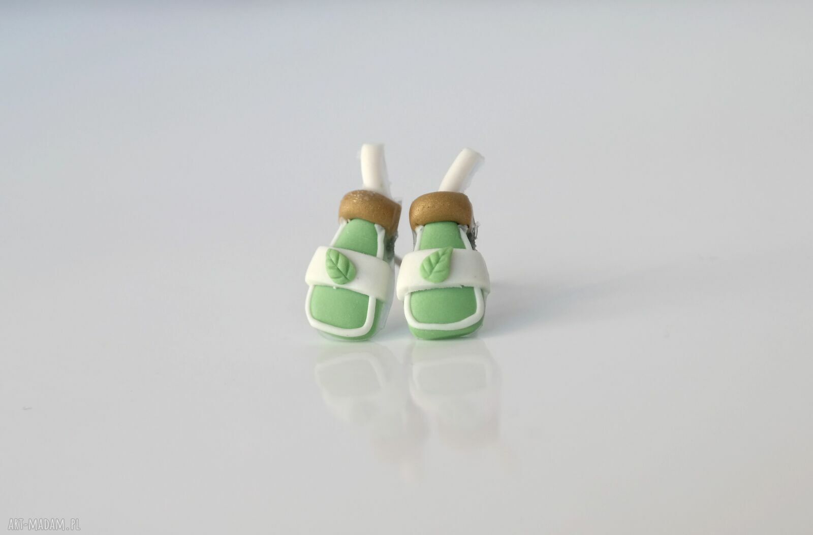 Kolczyki matcha bottle mini - zielone buteleczki ze słomką i listkiem, stal chirurgiczna 15x8 mm