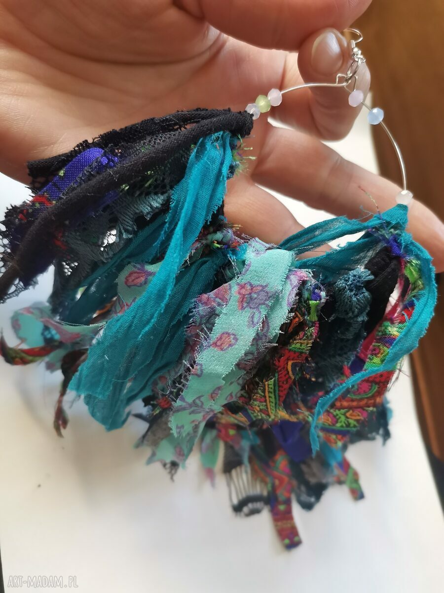 Kolczyki materiałowe - lekkie frędzle z piórami w stylu boho