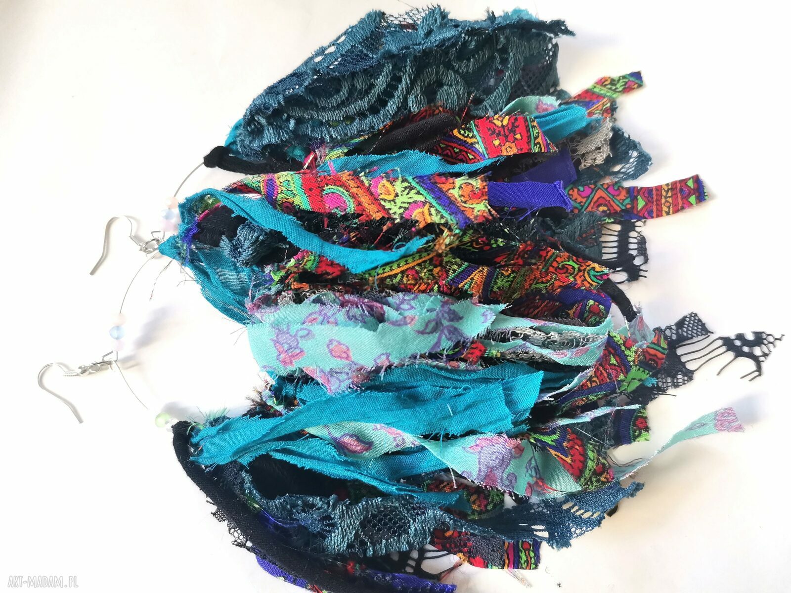 Kolczyki materiałowe - lekkie frędzle z piórami w stylu boho