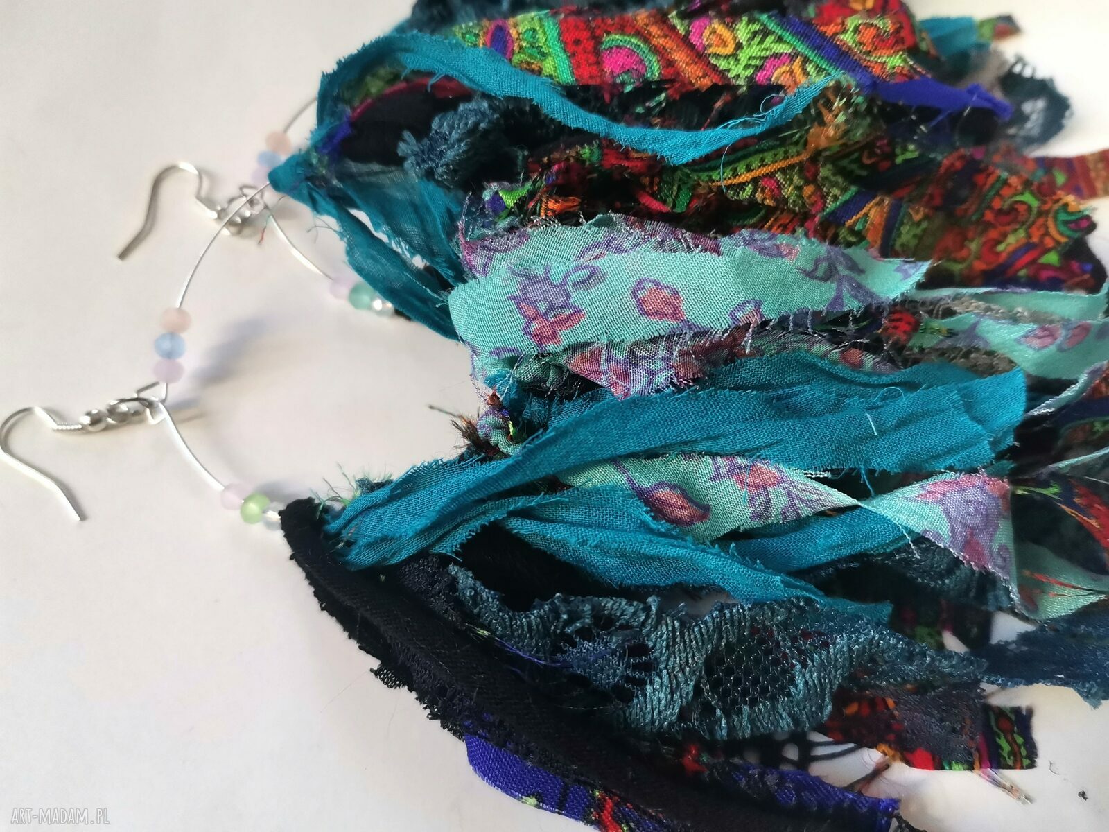 Kolczyki materiałowe - lekkie frędzle z piórami w stylu boho