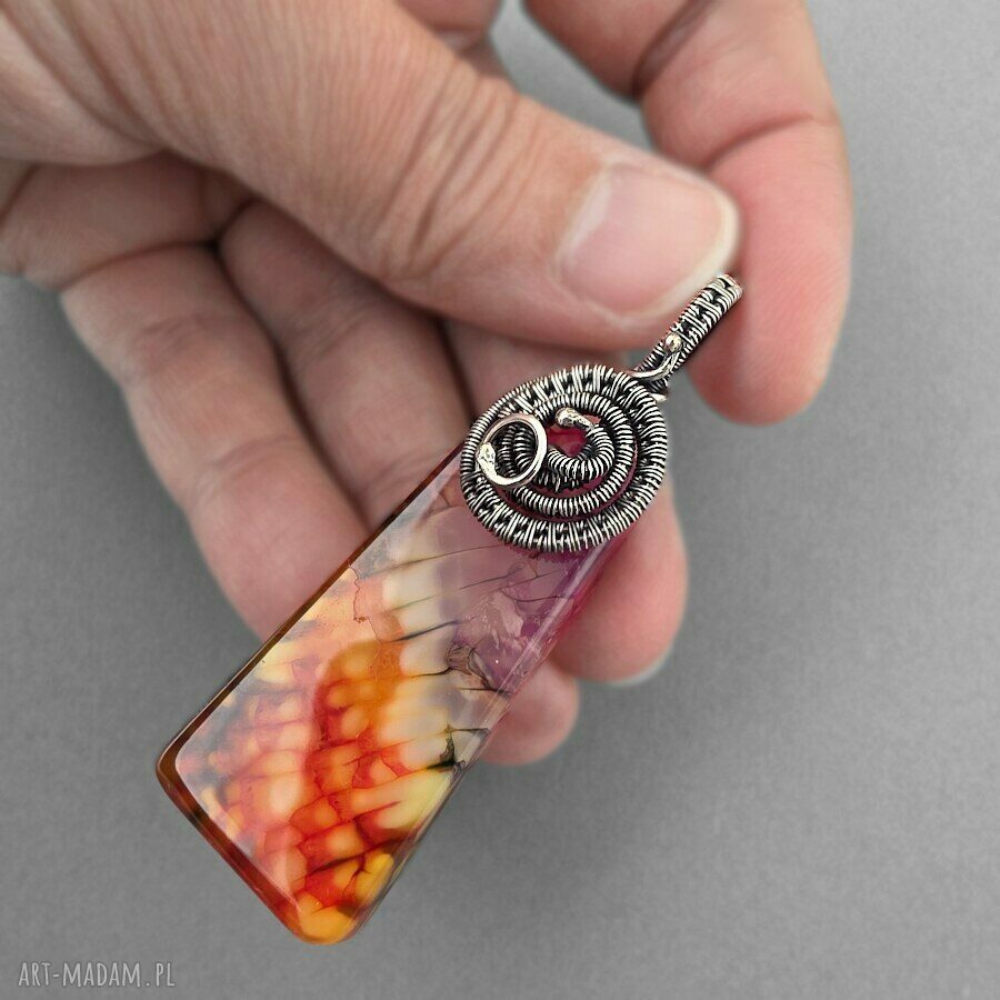 Maya - wisiorek z ognistym agatem w oksydowanym srebrze (wire wrapping)