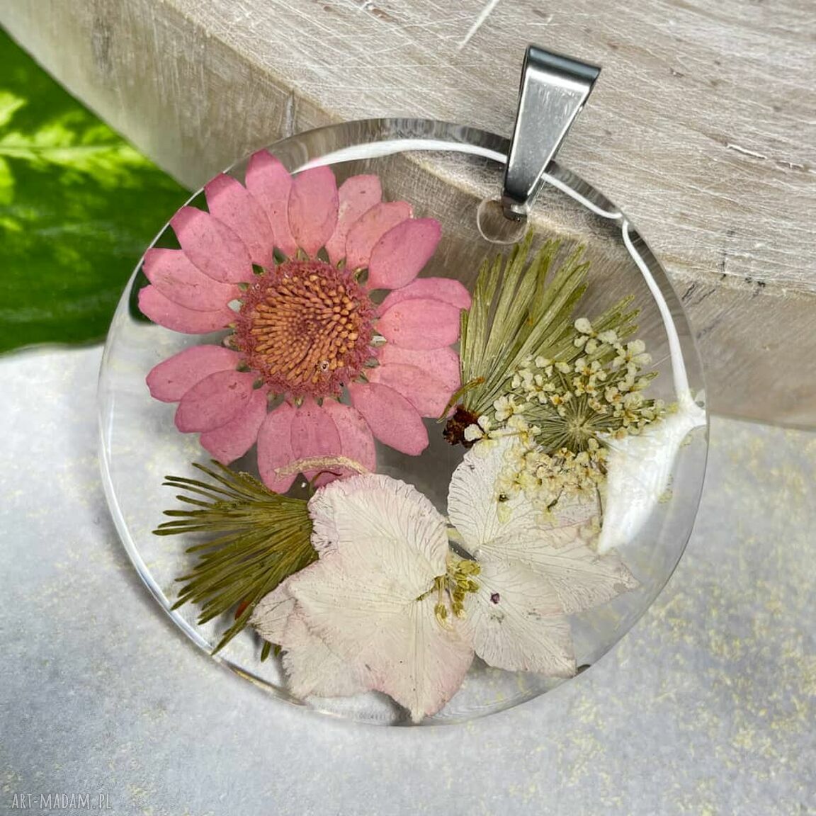 Medalion z kwiatami w żywicy - autorski naszyjnik Herbarium Boho