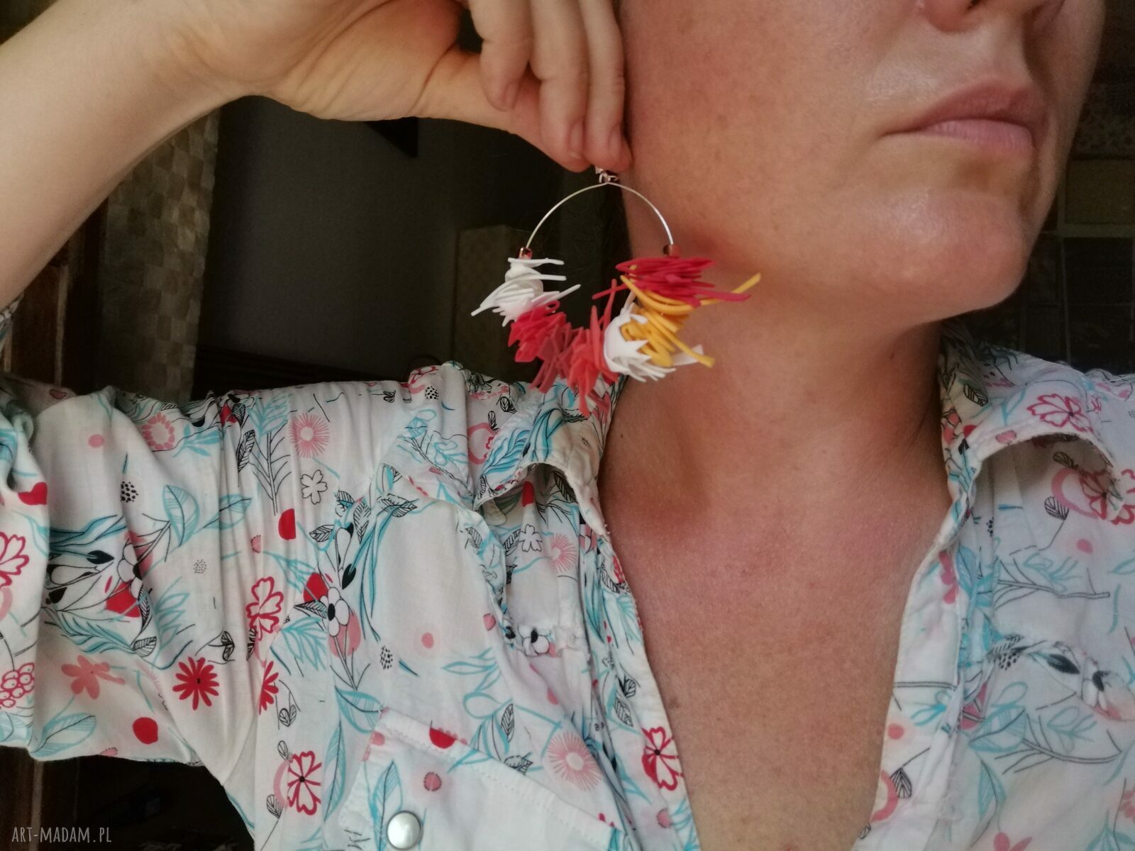 Kolczyki boho-folk - lekkie koła z kolorowymi piórami Ruda Klara