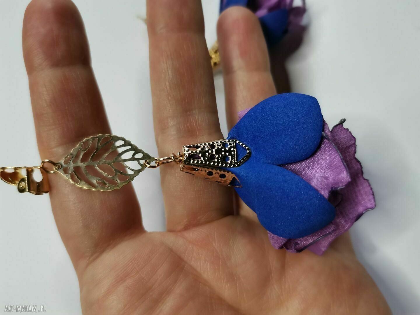 Klipsy boho w kwiaty Frida - niebiesko-fioletowe, lekkie