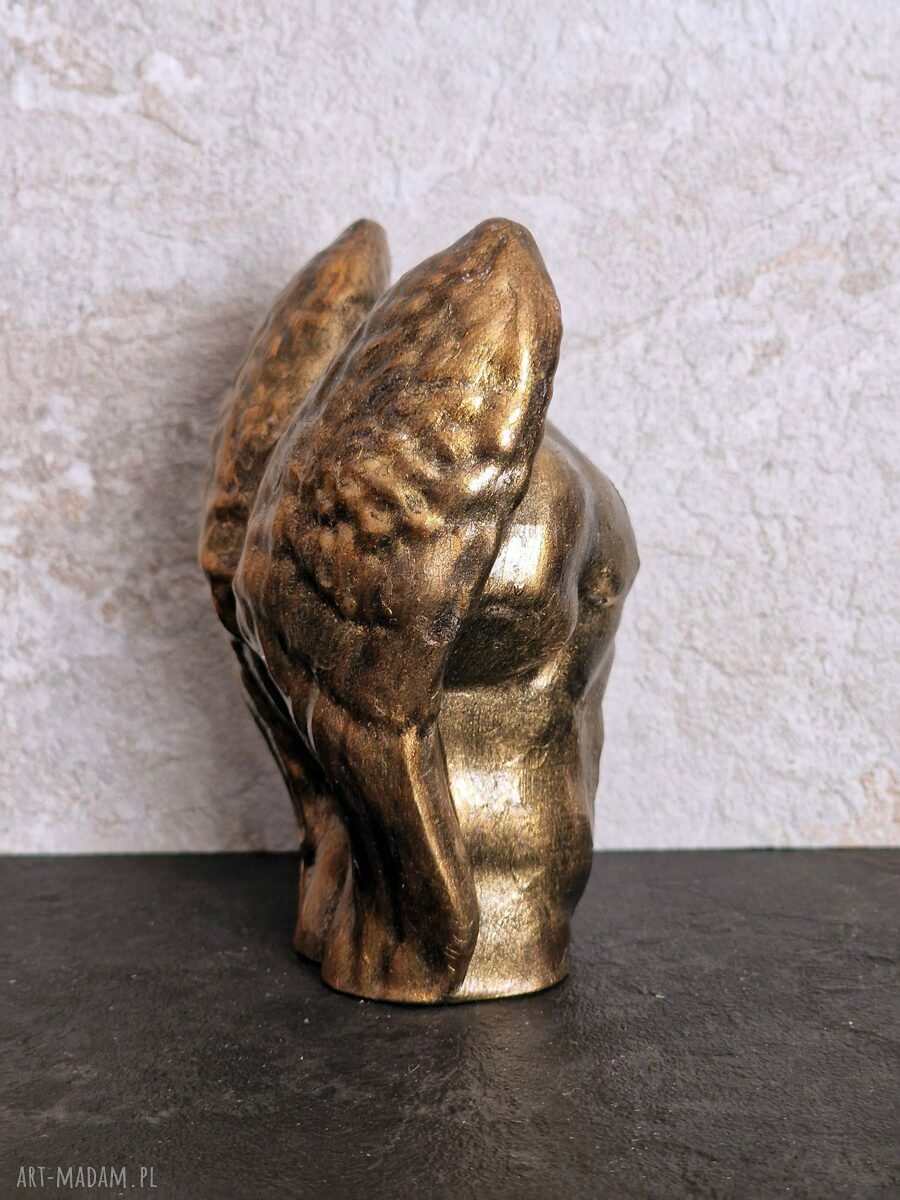 Męski anioł z gipsu czarno-złoty - figurka 11,3 cm