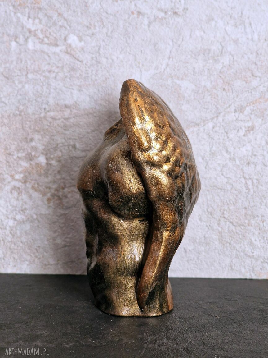 Męski anioł z gipsu czarno-złoty - figurka 11,3 cm