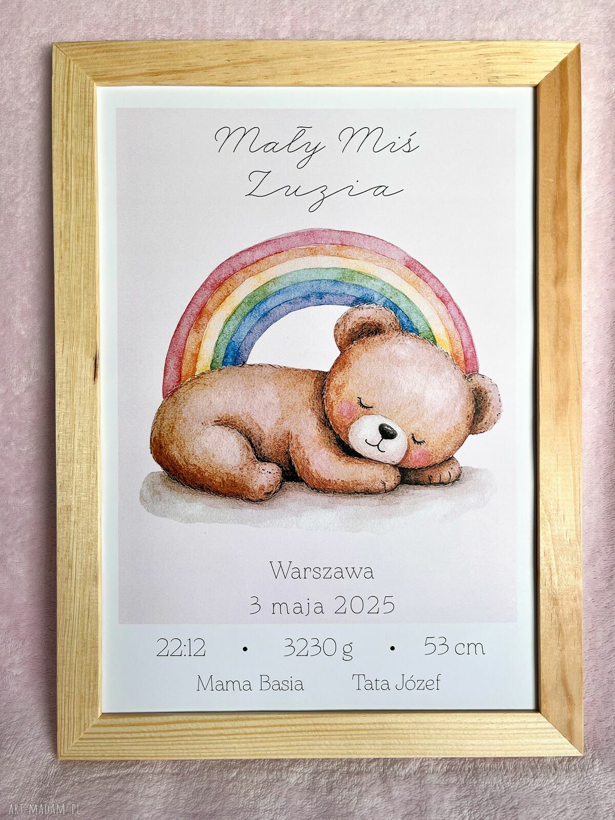 Metryczka narodzin w drewnianej ramce - Misio z tęczą z personalizowaną kartką