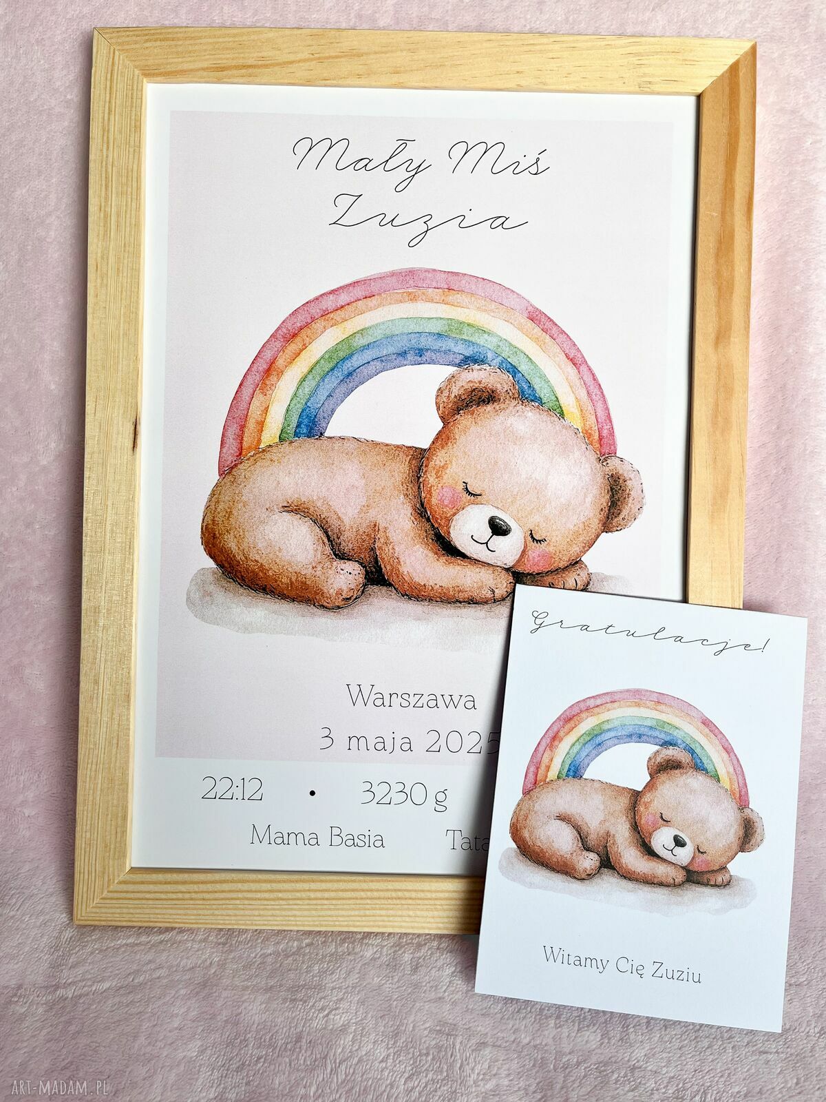 Metryczka narodzin w drewnianej ramce - Misio z tęczą z personalizowaną kartką