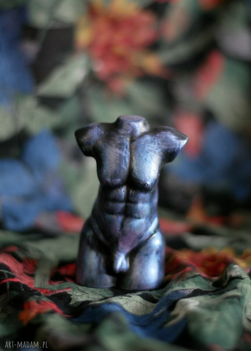Mężczyzna niebieski i fioletowy - mini rzeźba z gipsu 10 cm z metalicznym połyskiem