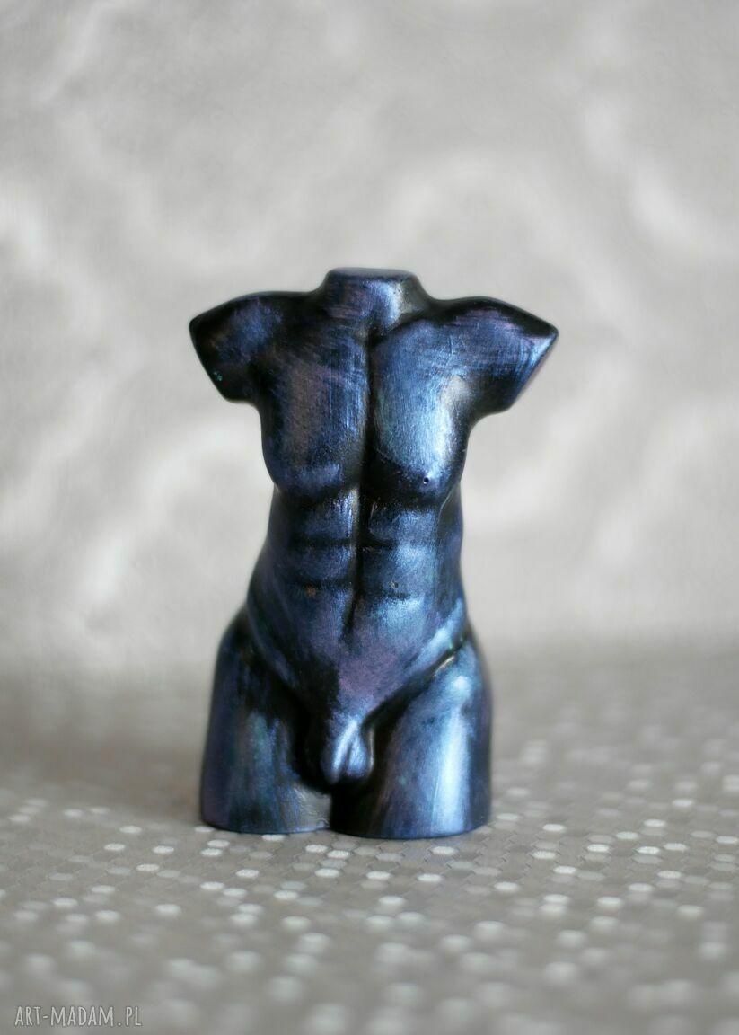 Mężczyzna niebieski i fioletowy - mini rzeźba z gipsu 10 cm z metalicznym połyskiem
