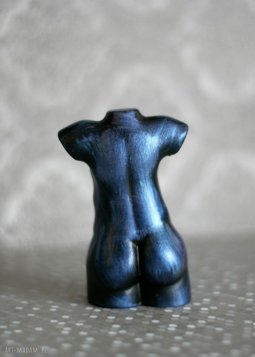 Mężczyzna niebieski i fioletowy - mini rzeźba z gipsu 10 cm z metalicznym połyskiem