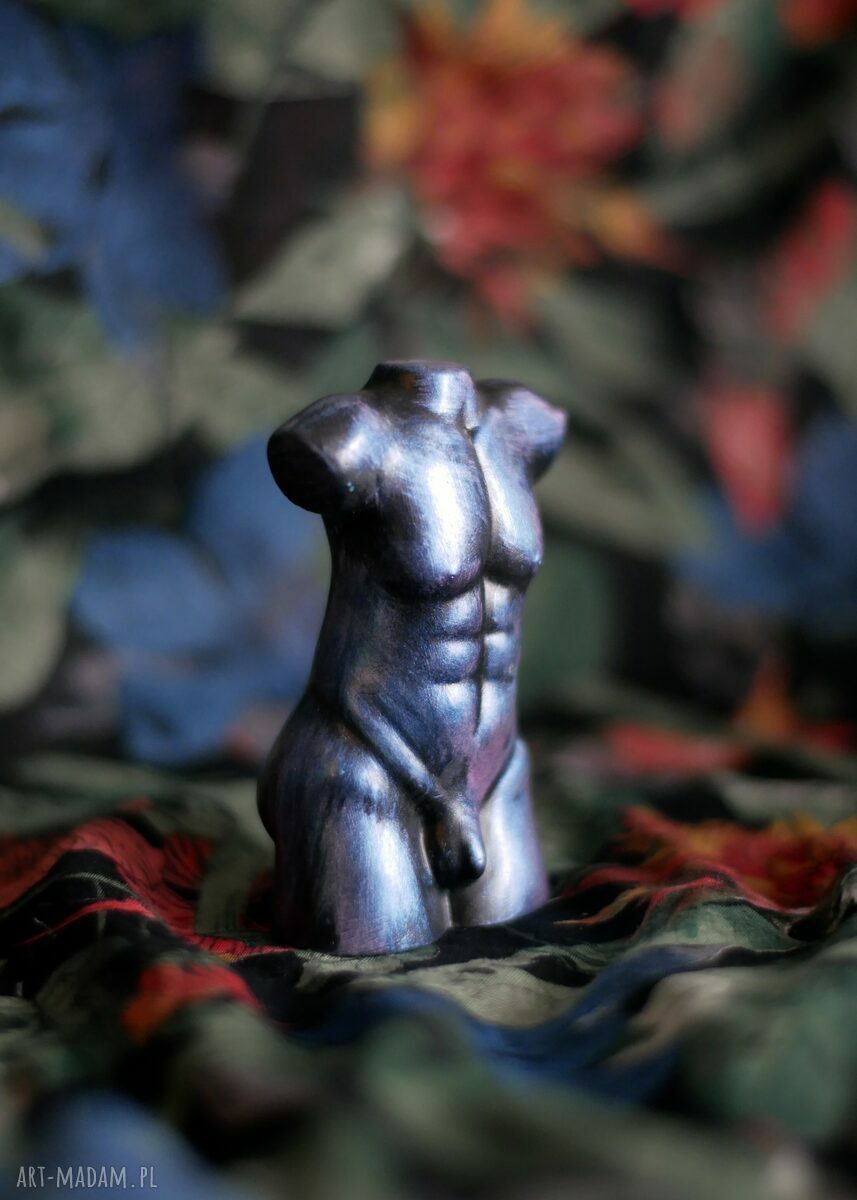 Mężczyzna niebieski i fioletowy - mini rzeźba z gipsu 10 cm z metalicznym połyskiem