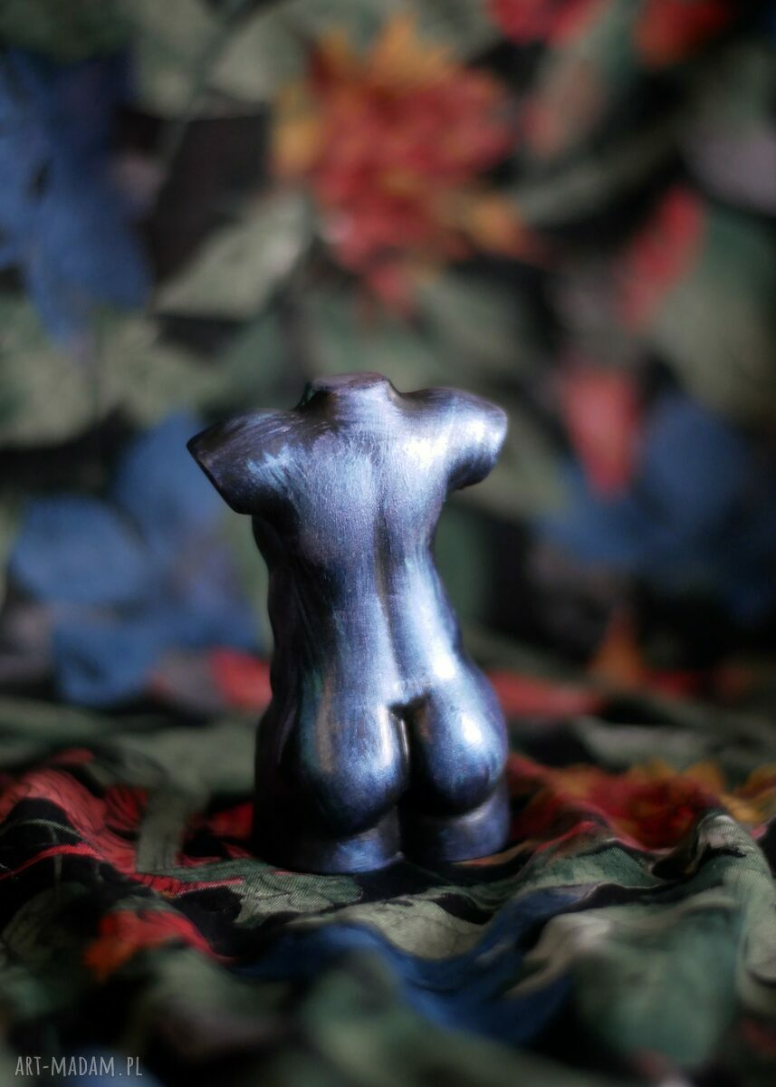 Mężczyzna niebieski i fioletowy - mini rzeźba z gipsu 10 cm z metalicznym połyskiem