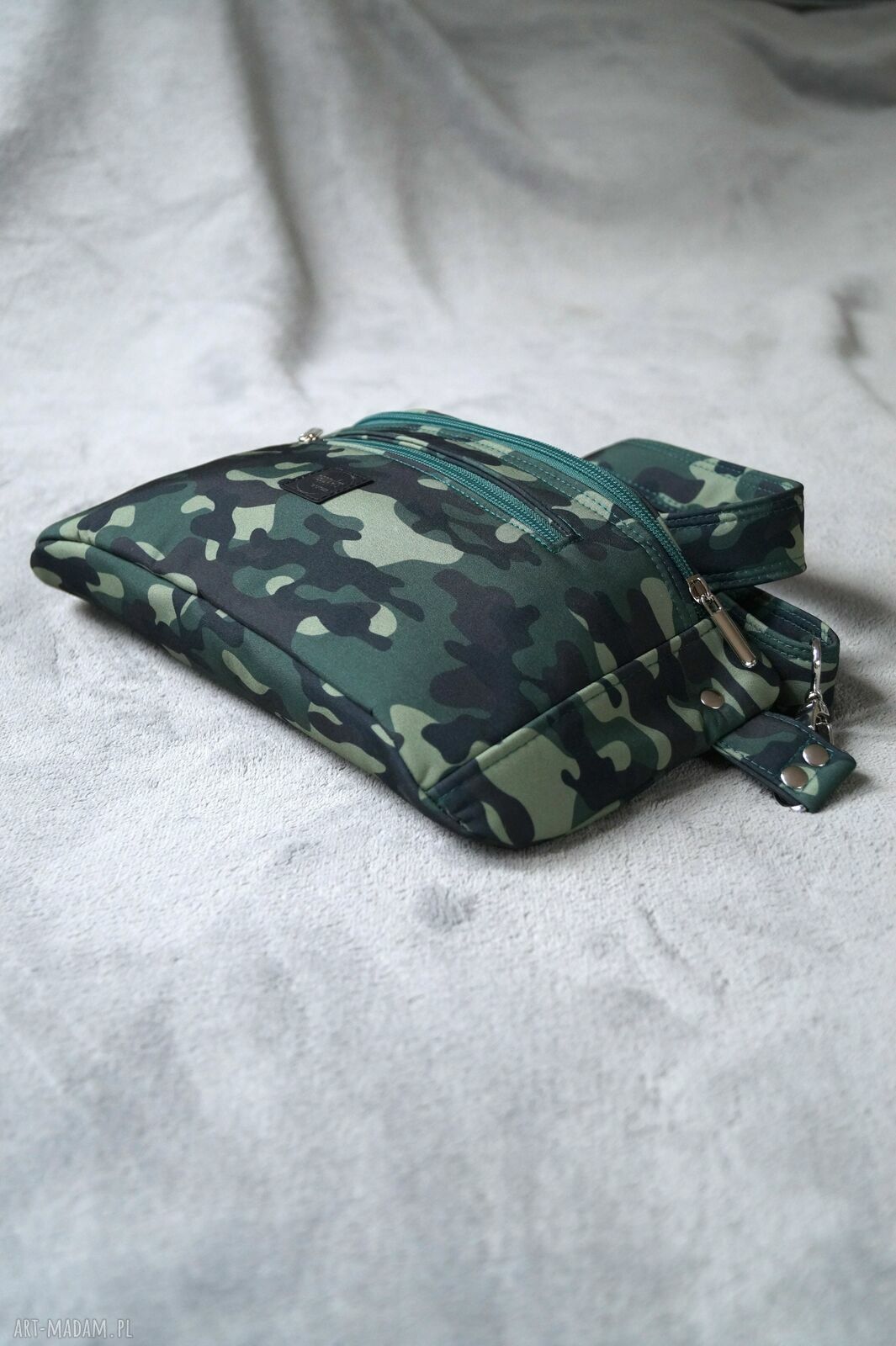 Saszetka nerka midi w moro - 3 kieszenie i wodoodporny softshell