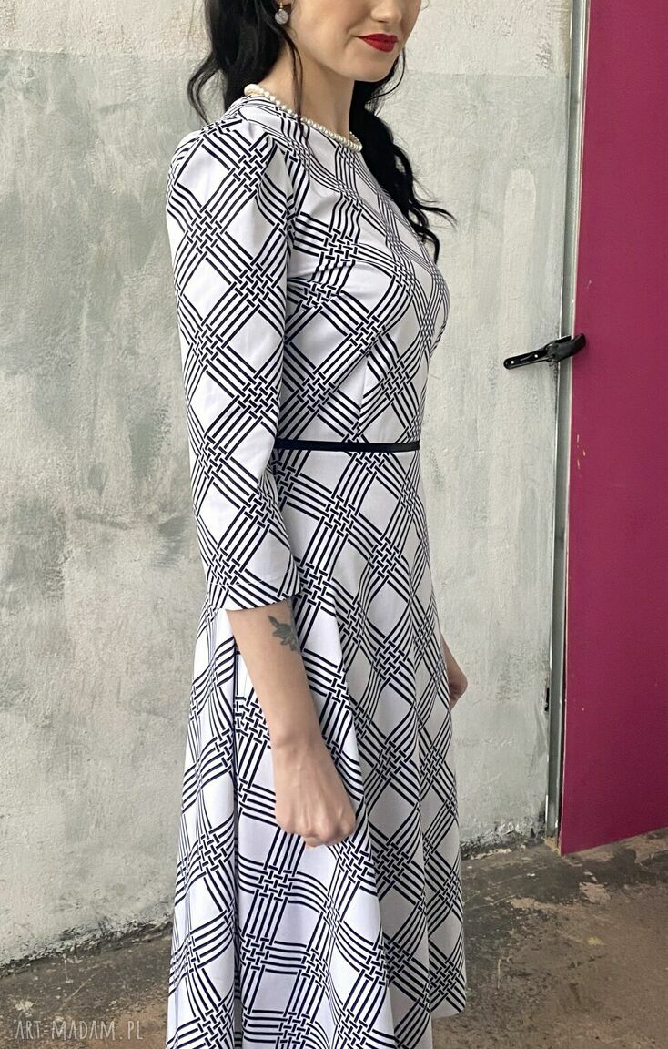 Sukienka midi ecru w kwiaty z bawełny - elegancka i kobieca