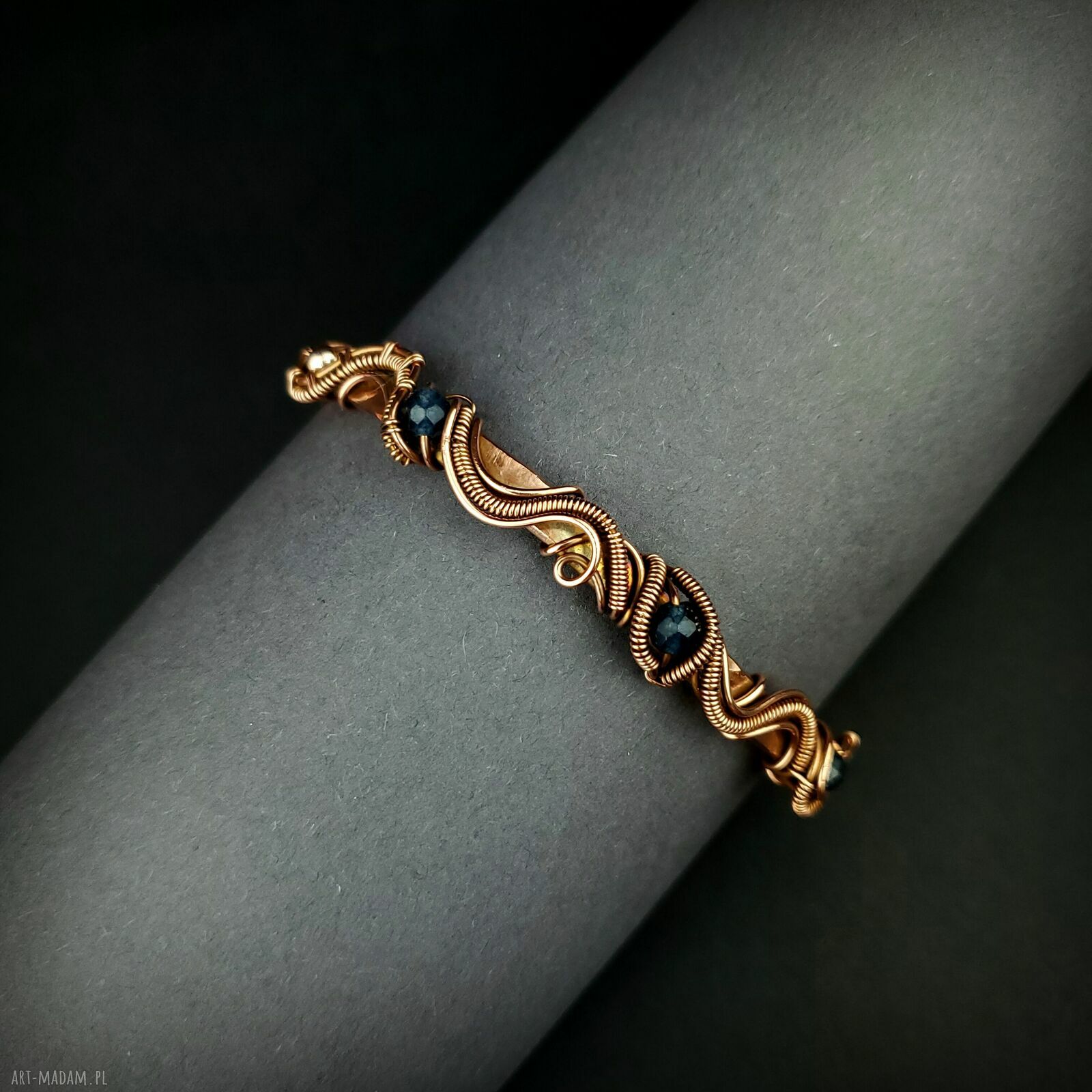 Miedziana bransoleta mankietowa z szafirami - cuff wire wrapping dla niej