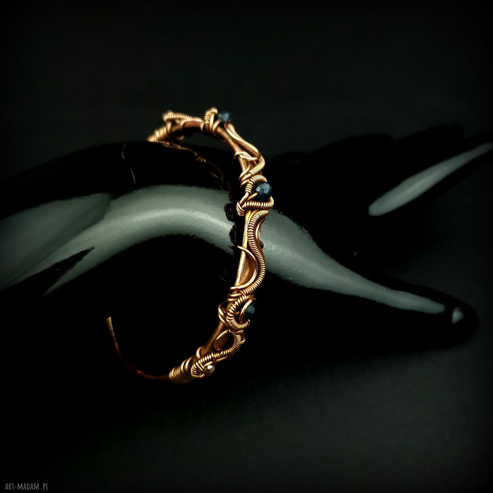 Miedziana bransoleta mankietowa z szafirami - cuff wire wrapping dla niej