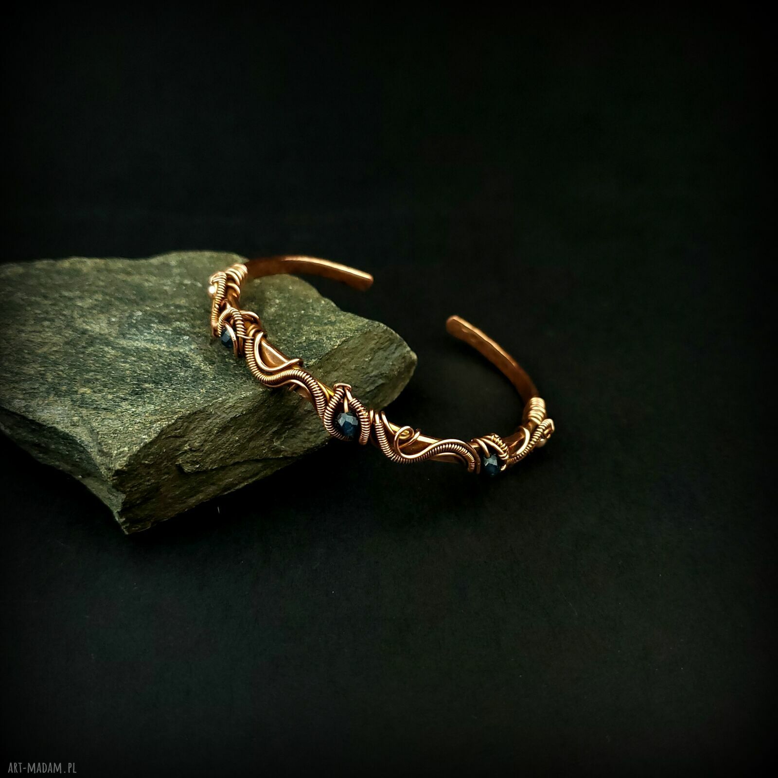 Miedziana bransoleta mankietowa z szafirami - cuff wire wrapping dla niej