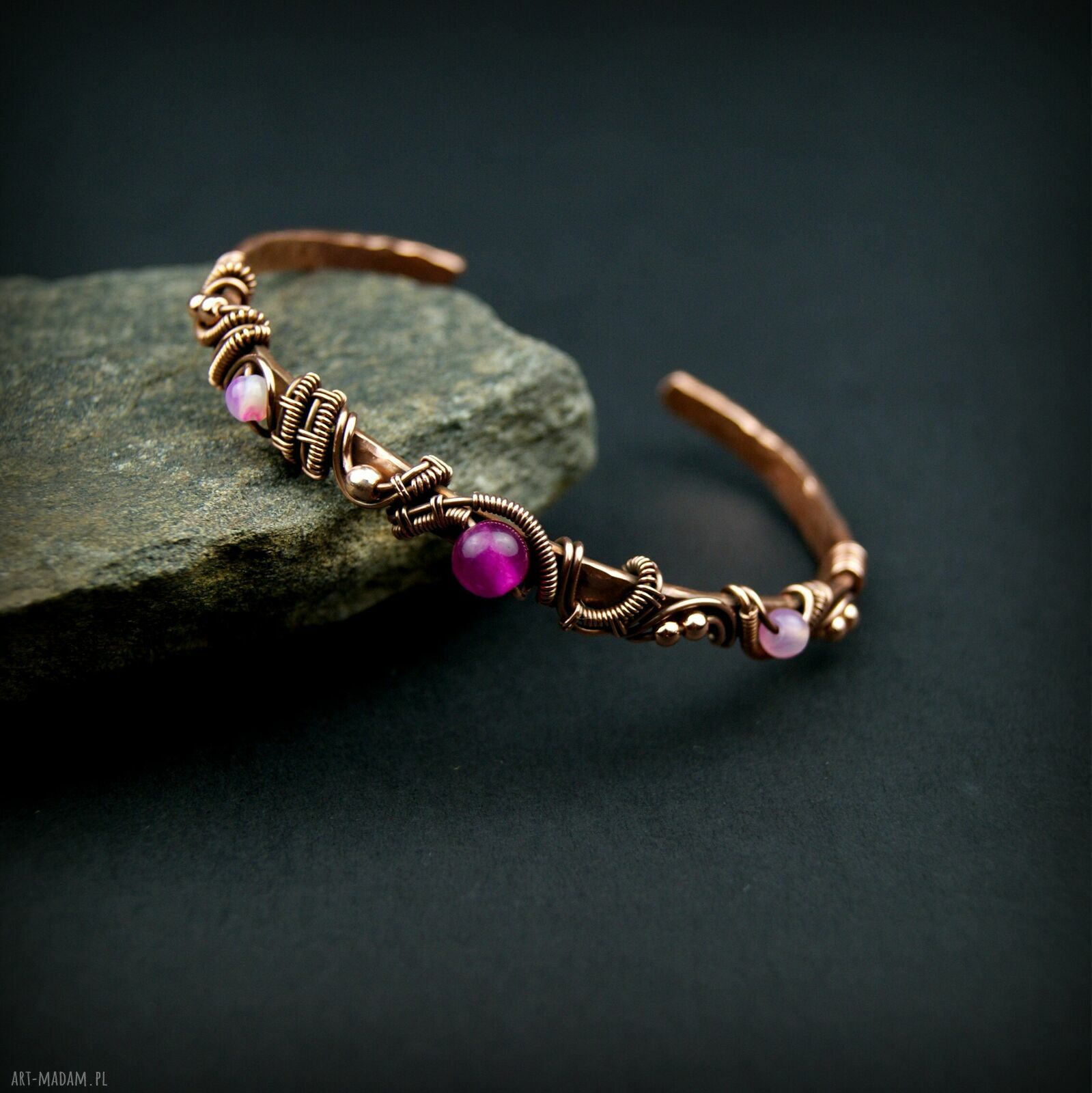 Miedziana bransoleta mankietowa z agatami - elegancki cuff handmade