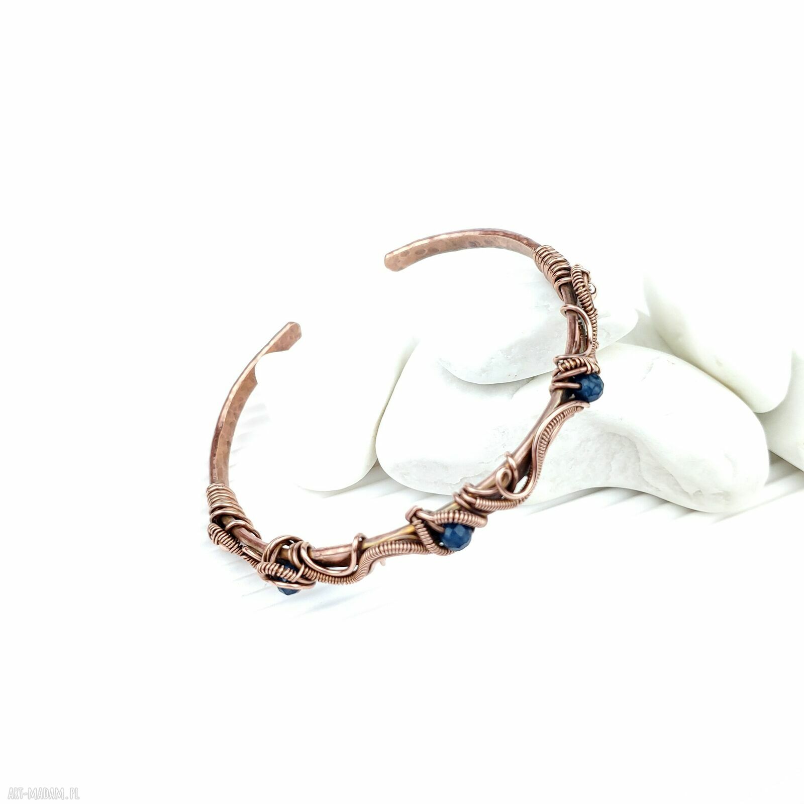Miedziana bransoleta mankietowa z szafirami - cuff wire wrapping dla niej