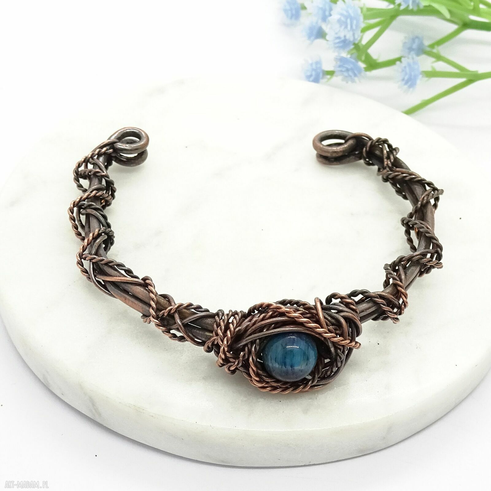 Bransoletka miedziana bez zapięcia z niebieskim tygrysim okiem - cuff handmade